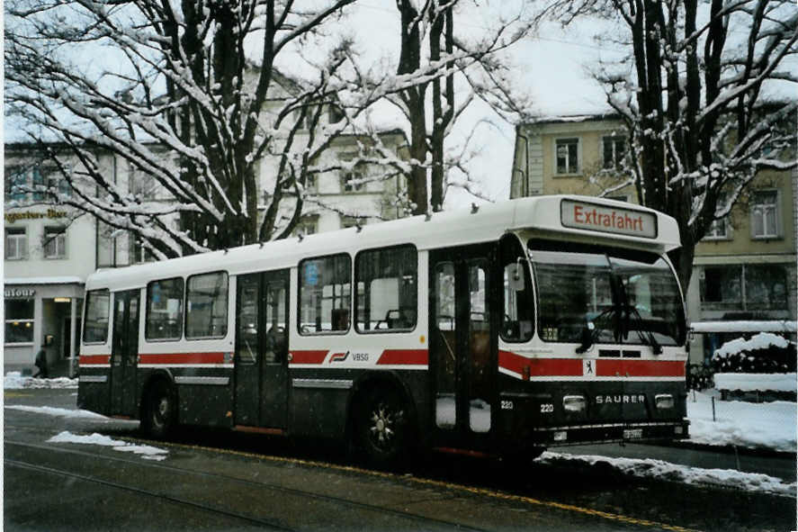 (093'018) - VBSG St. Gallen - Nr. 220/BE 141'220 - Saurer/Hess am 22. Mrz 2007 beim Bahnhof St. Gallen