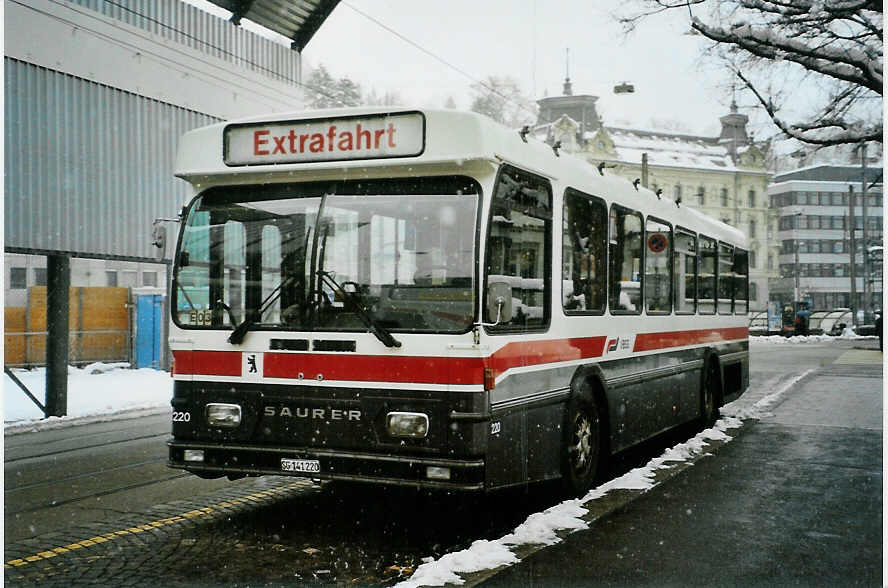 (093'021) - VBSG St. Gallen - Nr. 220/SG 141'220 - Saurer/Hess am 22. Mrz 2007 beim Bahnhof St. Gallen