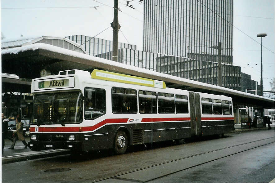 (093'022) - VBSG St. Gallen - Nr. 233/SG 198'233 - NAW/Hess am 22. Mrz 2007 beim Bahnhof St. Gallen