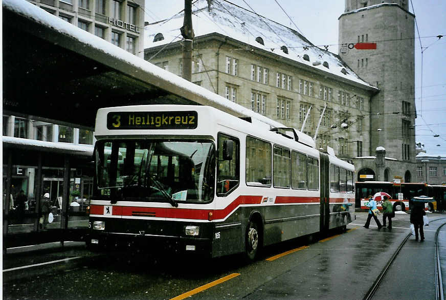 (093'101) - VBSG St. Gallen - Nr. 165 - NAW/Hess Gelenktrolleybus am 22. Mrz 2007 beim Bahnhof St. Gallen