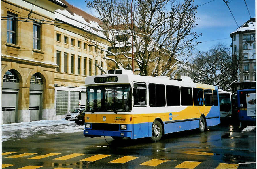 (093'335) - TC La Chaux-de-Fonds - Nr. 112 - NAW/Hess Trolleybus am 25. Mrz 2007 beim Bahnhof La Chaux-de-Fonds