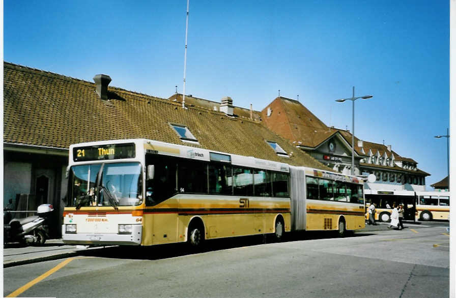 (093'818) - STI Thun - Nr. 64/BE 434'764 - Mercedes am 10. April 2007 beim Bahnhof Thun