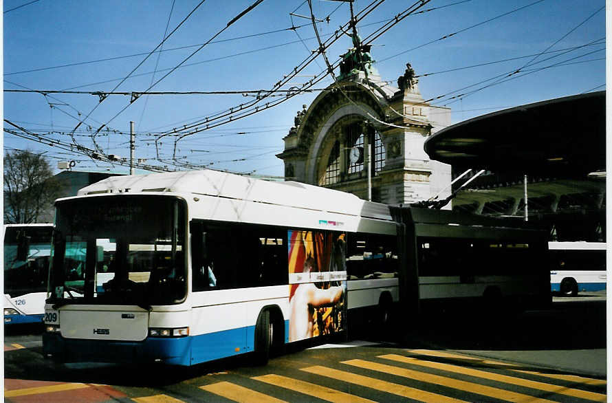 (093'922) - VBL Luzern - Nr. 209 - Hess/Hess Gelenktrolleybus am 13. April 2007 beim Bahnhof Luzern