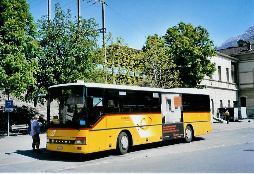 (094'104) - PostAuto Wallis - VS 241'971 - Setra (ex P 26'025) am 15. April 2007 beim Bahnhof Brig