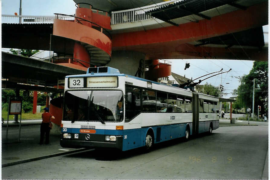 (094'706) - VBZ Zrich - Nr. 30 - Mercedes Gelenktrolleybus am 26. Mai 2007 in Zrich, Bucheggplatz