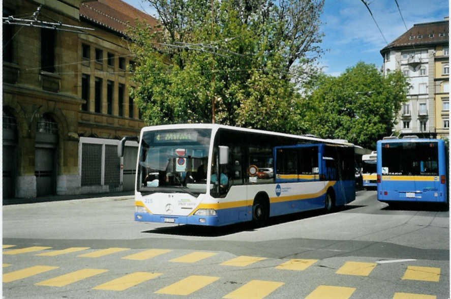 (094'912) - TC La Chaux-de-Fonds - Nr. 215/NE 26'215 - Mercedes am 27. Mai 2007 beim Bahnhof La Chaux-de-Fonds