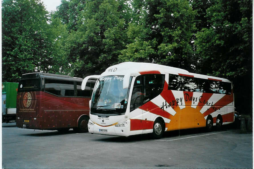 (095'305) - Aus England: Happy Days, Stafford - Nr. 208/YN07 EYG - Scania/Irizar am 4. Juni 2007 in Thun, Grabengut