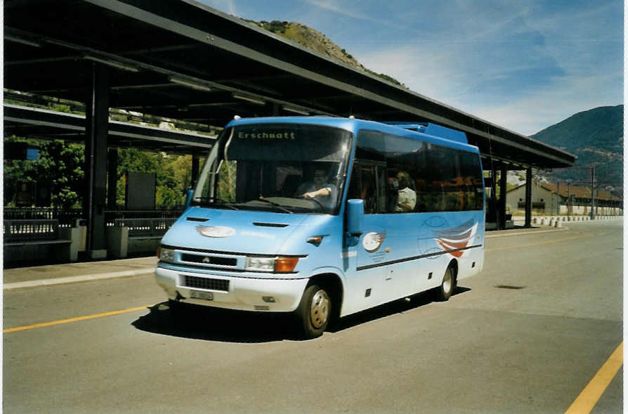 (095'714) - LLB Susten - Nr. 14/VS 38'014 - Iveco/Auwrter am 23. Juni 2007 beim Bahnhof Leuk