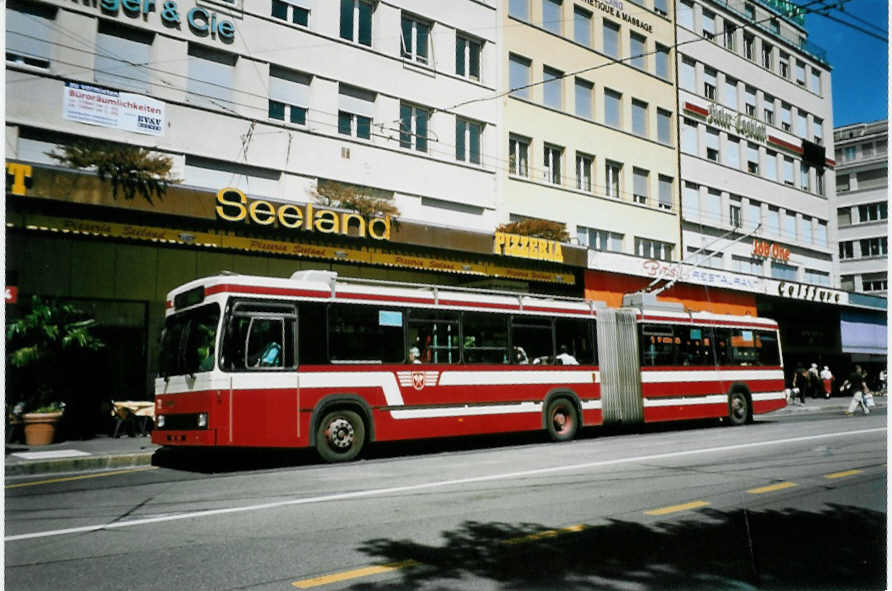 (095'932) - VB Biel - Nr. 72 - Volvo/R&J Gelenktrolleybus am 7. Juli 2007 beim Bahnhof Biel