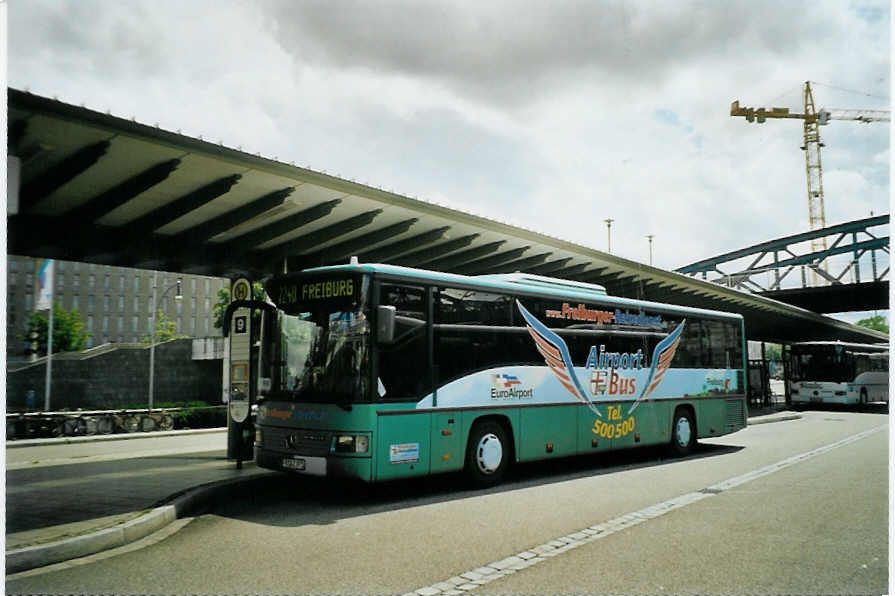 (096'023) - Freiburger-Reisedienst, Freiburg - FR-AZ 971 - Mercedes am 9. Juli 2007 beim Bahnhof Freiburg