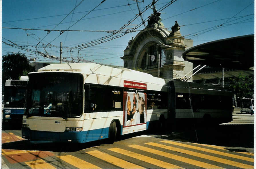 (096'214) - VBL Luzern - Nr. 205 - Hess/Hess Gelenktrolleybus am 15. Juli 2007 beim Bahnhof Luzern