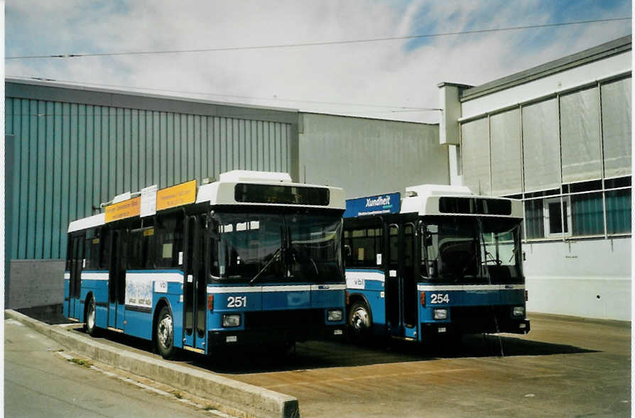 (096'723) - VBL Luzern - Nr. 251 - NAW/Hess + Nr. 254 - NAW/R&J-Hess Trolleybusse am 23. Juli 2007 in Luzern, Depot