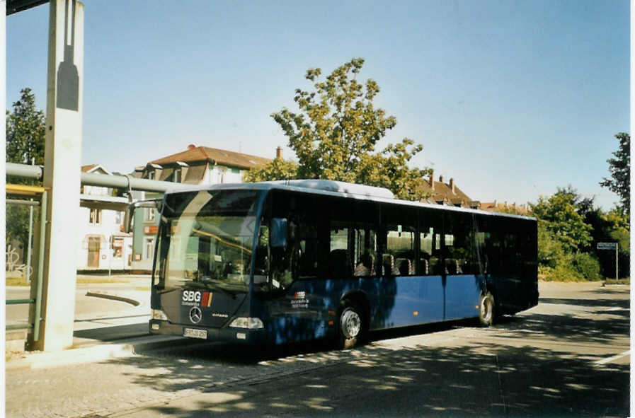 (097'018) - SBG Freiburg - FR-JS 257 - Mercedes am 6. August 2007 beim Bahnhof Lrrach