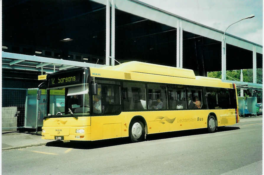 (097'229) - Aus Liechtenstein: Matt, Mauren - Nr. 25/FL 28'525 - MAN am 18. August 2007 beim Bahnhof Buchs