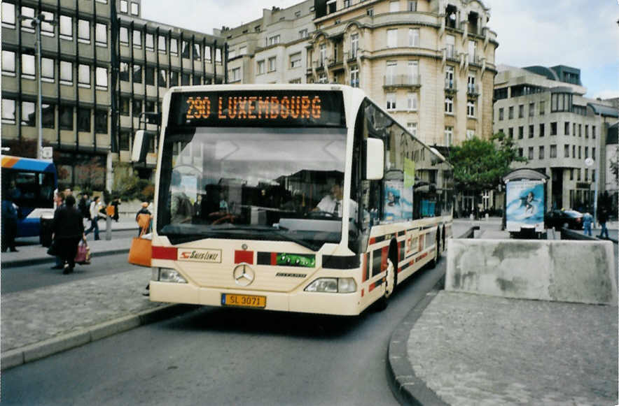 (098'831) - Sales-Lentz, Bascharage - SL 3071 - Mercedes am 24. September 2007 in Luxembourg, Place Hamilius