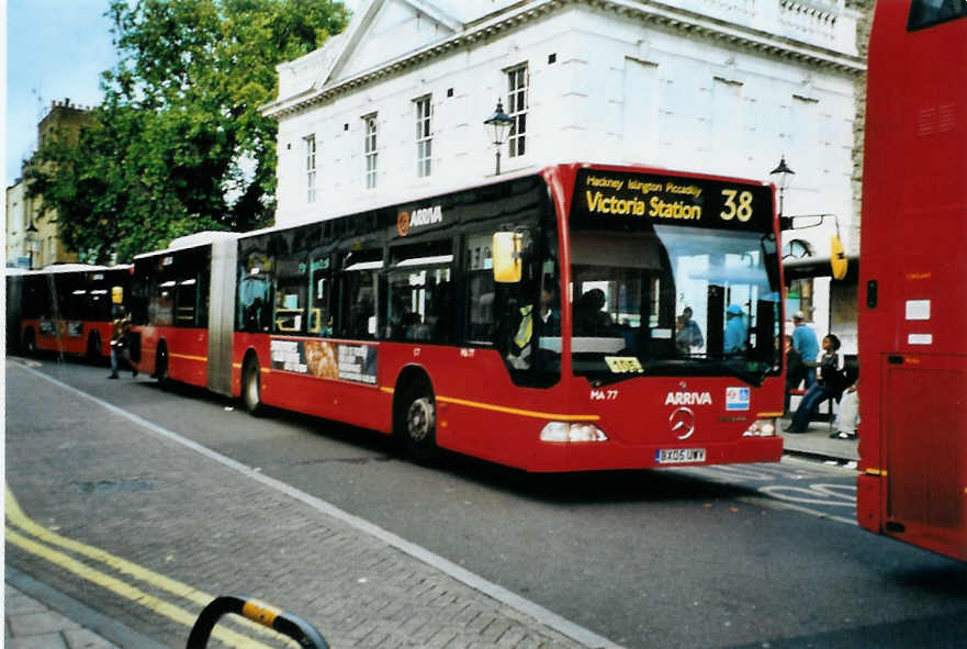 (099'135) - ARRIVA - Nr. MA 77/BX05 UWV - Mercedes am 25. September 2007 in London, Hackney