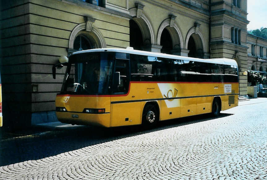 (099'701) - Mutti, San Bernardino - GR 44'537 - Neoplan (ex PostAuto Linth-Schwyz-Glarus; ex P 25'051) am 3. Oktober 2007 beim Bahnhof Bellinzona