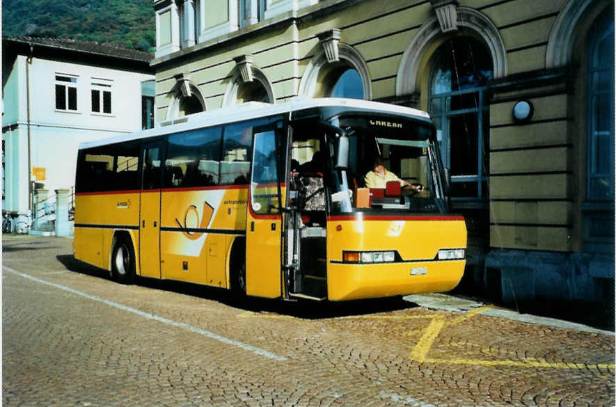 (099'726) - AutoPostale Ticino - TI 215'037 - Neoplan (ex P 23'708) am 3. Oktober 2007 beim Bahnhof Bellinzona