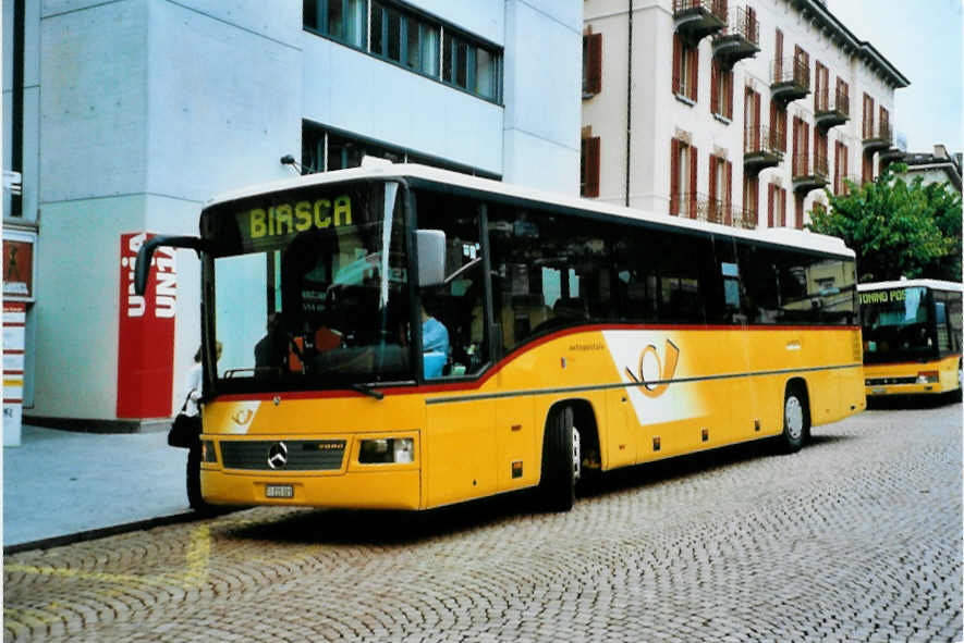 (099'902) - AutoPostale Ticino - TI 215'321 - Mercedes (ex P 25'526) am 4. Oktober 2007 beim Bahnhof Bellinzona