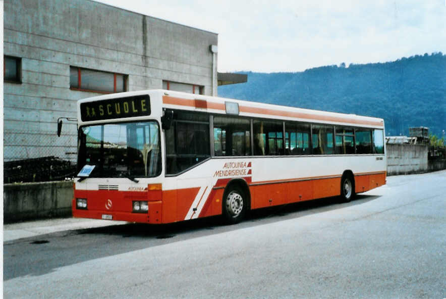 (099'918) - AMSA Chiasso - Nr. 10/TI 69'501 - Mercedes am 4. Oktober 2007 in Balerna, Garage