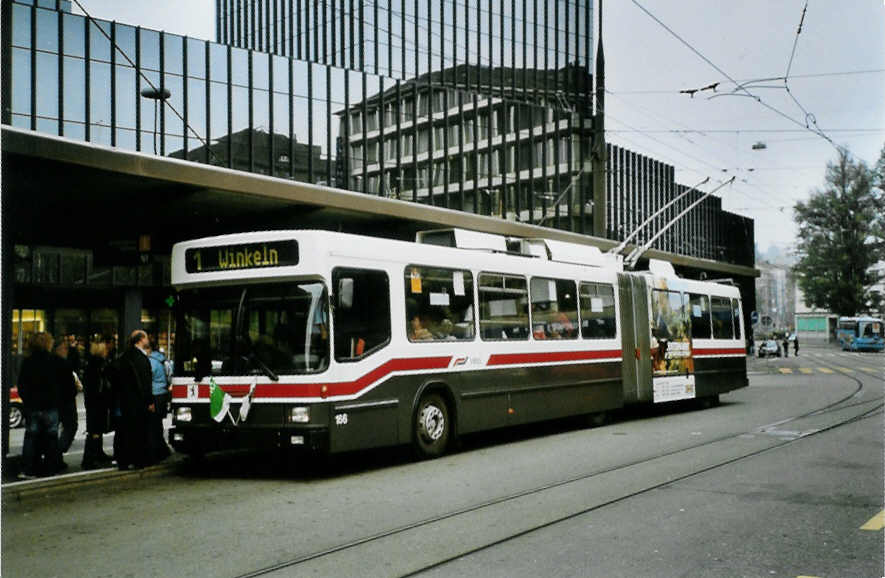 (100'336) - VBSG St. Gallen - Nr. 166 - NAW/Hess Gelenktrolleybus am 14. Oktober 2007 beim Bahnhof St. Gallen