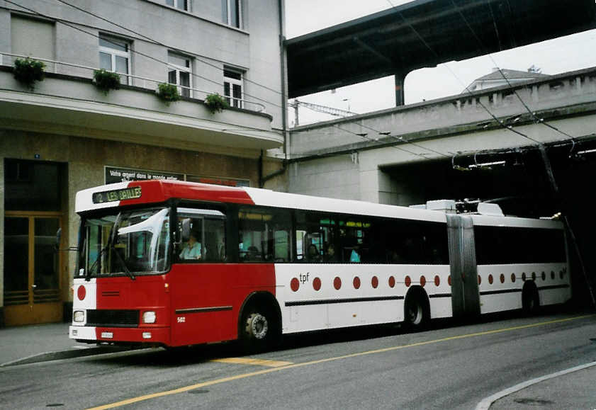 (100'519) - TPF Fribourg - Nr. 502/FR 300'406 - Volvo/Hess Gelenkduobus (ex TF Fribourg Nr. 102) am 27. Oktober 2007 beim Bahnhof Fribourg