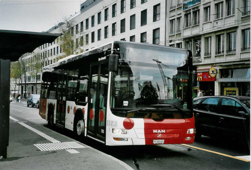 (100'529) - TPF Fribourg - Nr. 352/FR 300'403 - MAN/Gppel am 27. Oktober 2007 beim Bahnhof Fribourg