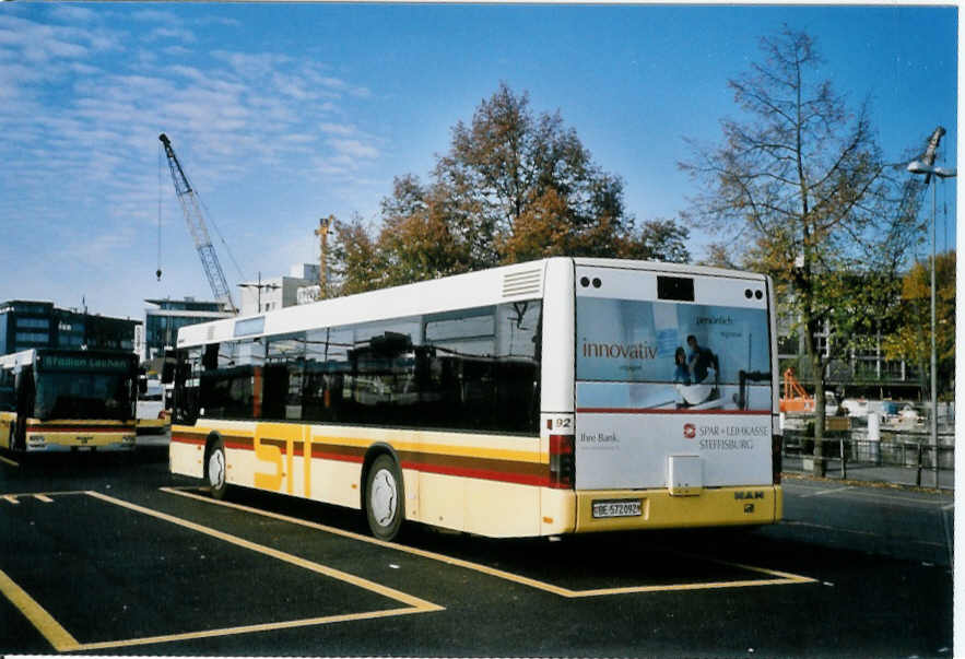 (100'711) - STI Thun - Nr. 92/BE 572'092 - MAN am 28. Oktober 2007 beim Bahnhof Thun (prov. Haltestelle)