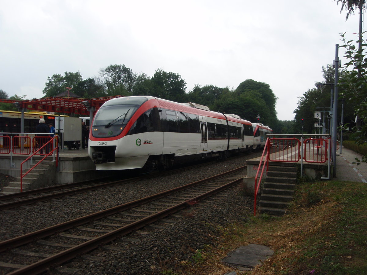 1009-2 der RegioBahn als S 28 nach Kaarster See in Mettmann Stadtwald. 02.07.2017