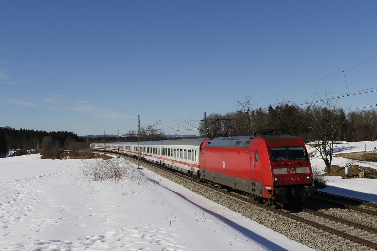 101 036 mit einem EC am 17. Februar 2019 bei Htt im Chiemgau.