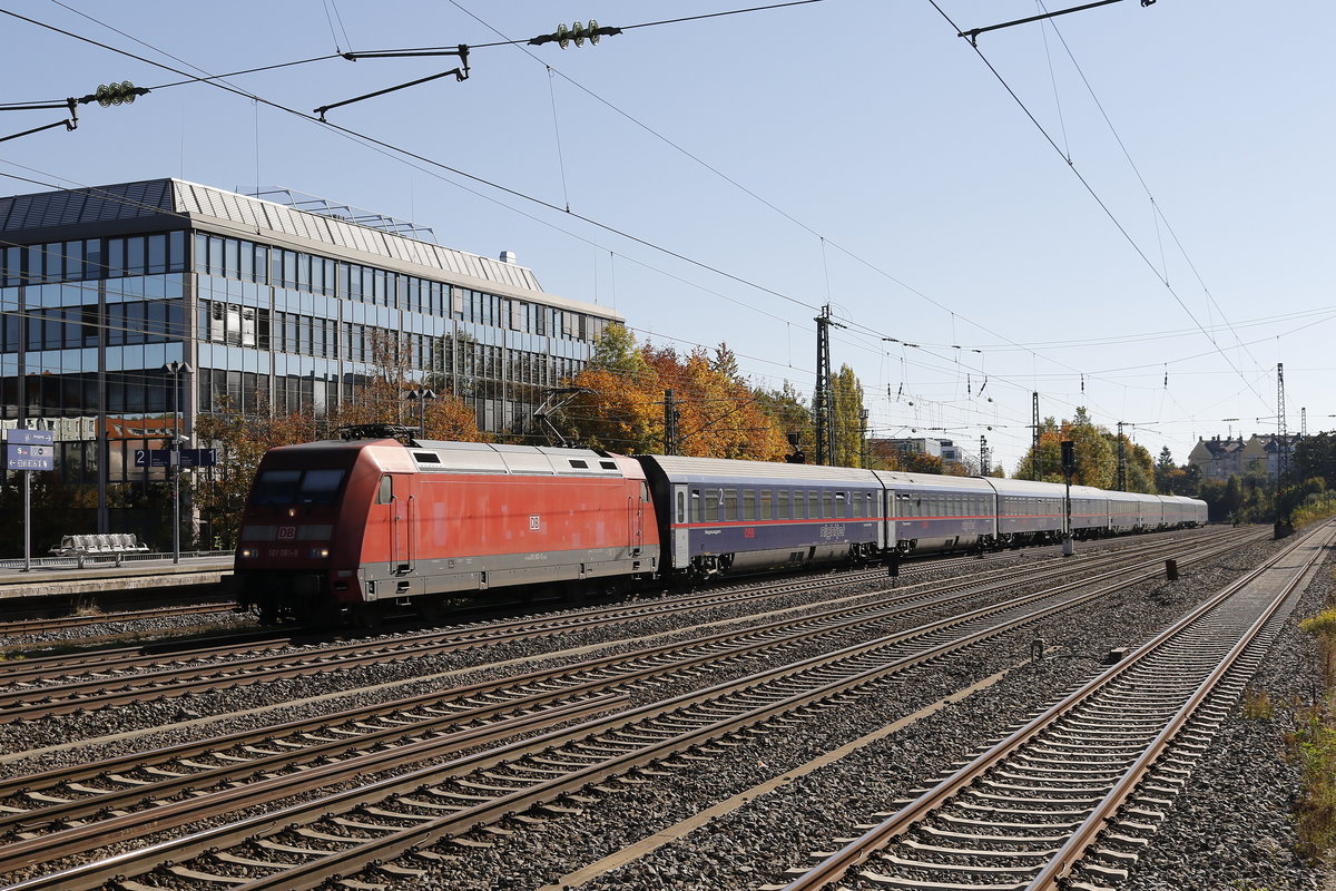 101 061 mit dem  Euro-Night-Jet  aus Salzburg kommend am 14. Oktober 2018 in Mnchen-Heimeranplatz.