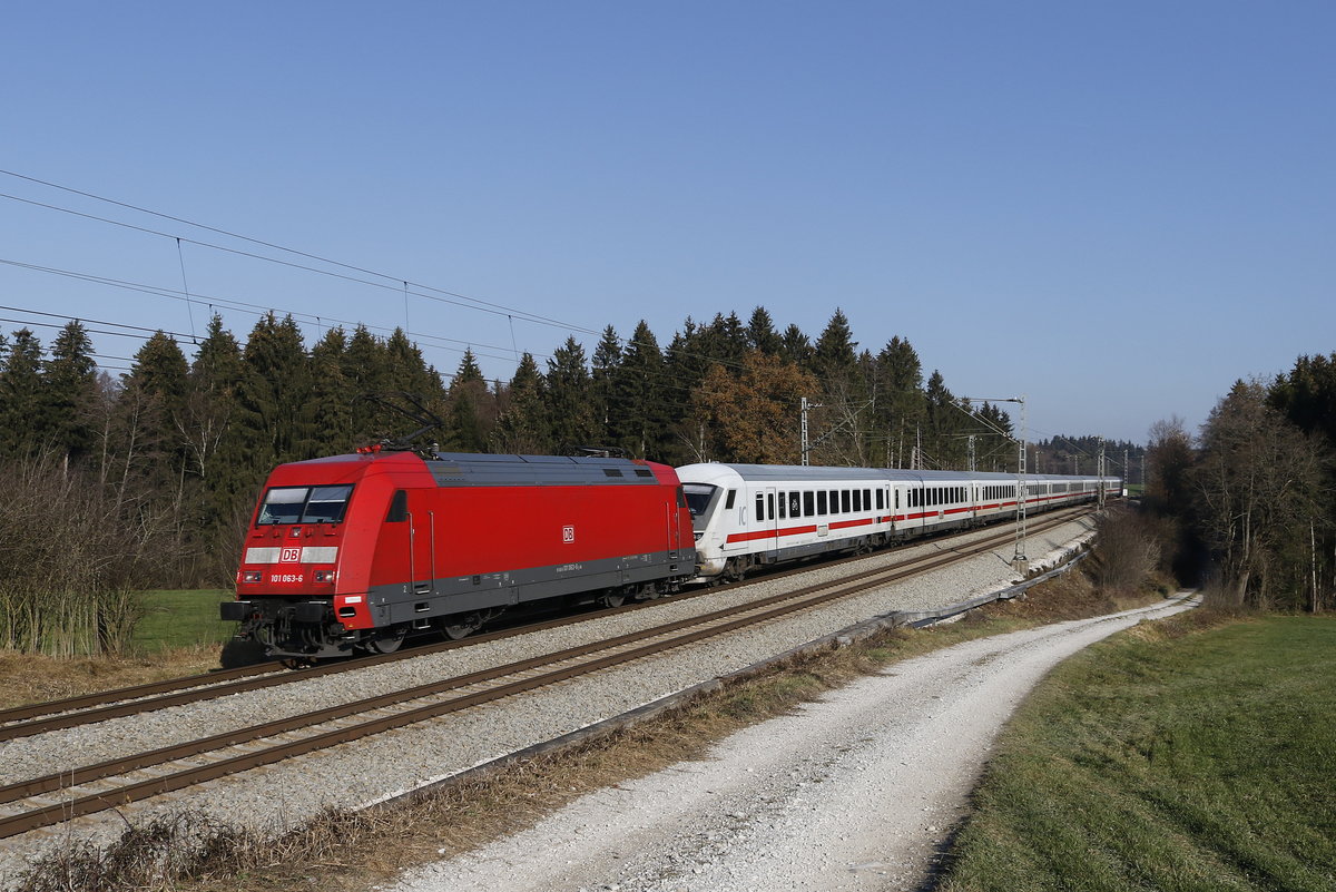 101 063 vor einem defektem Steuerwagen an einem EC. Aufgenommen am 18. November 2018 bei Grabensttt.