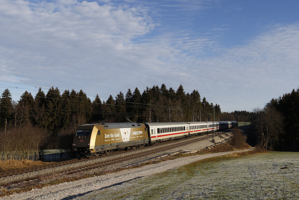 101 071 war am 27. Dezember 2018 mit dem  IC Knigssee  bei Grabensttt im Chiemgau in Richtung Mnchen unterwegs.