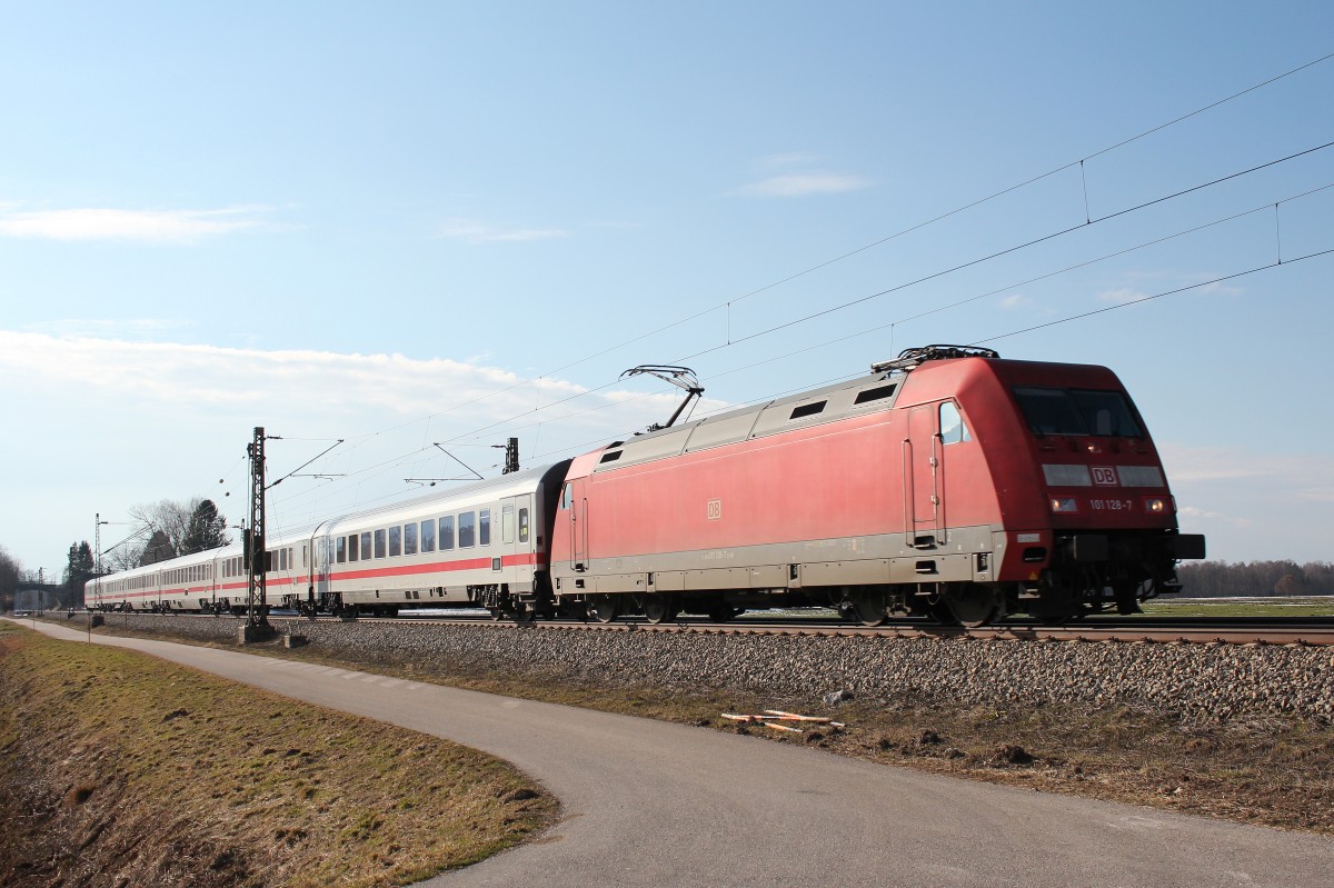 101 128-7 auf dem Weg nach Salzburg am 27. Februar 2015 bei bersee am Chiemsee.