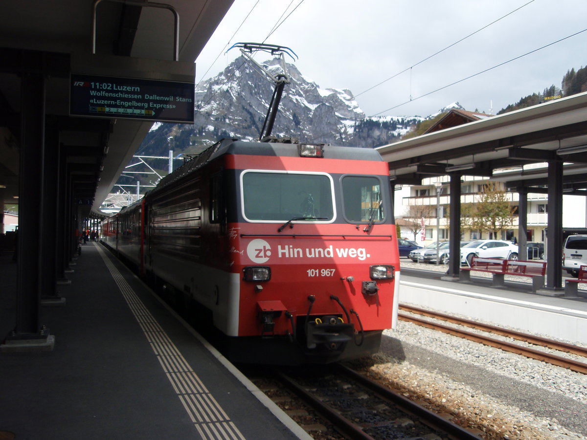 101 967 der Zentralbahn als IR nach Luzern in Engelberg. 09.05.2019