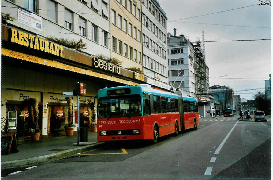 (101'205) - VB Biel - Nr. 63 - Volvo/R&J Gelenktrolleybus am 18. November 2007 beim Bahnhof Biel