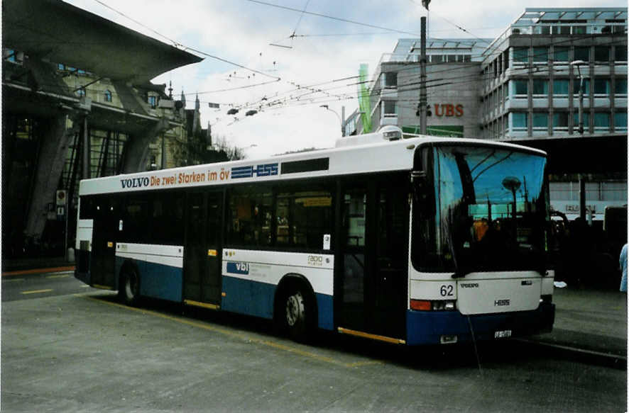 (101'417) - VBL Luzern - Nr. 62/LU 15'001 - Volvo/Hess am 26. November 2007 beim Bahnhof Luzern