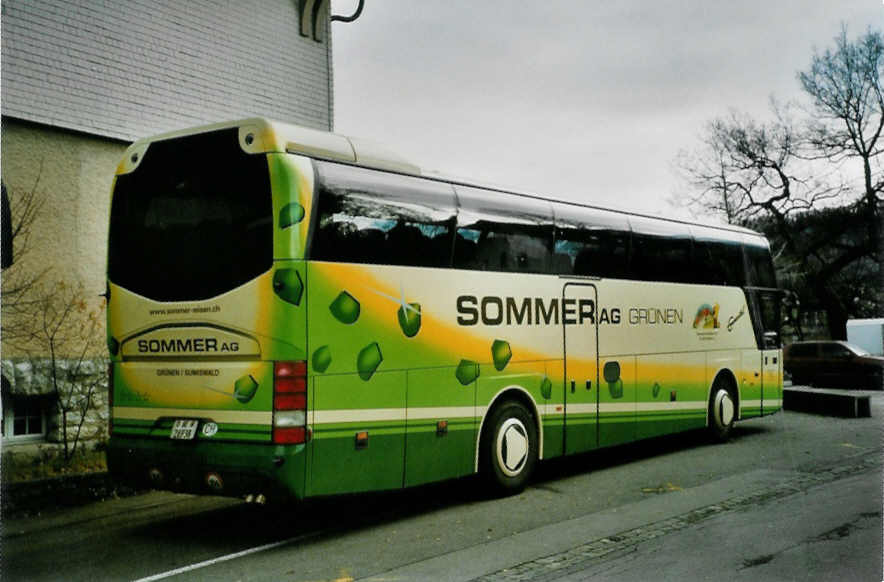 (101'536) - Sommer, Grnen - BE 26'938 - Neoplan am 2. Dezember 2007 in Spiez, Kirche