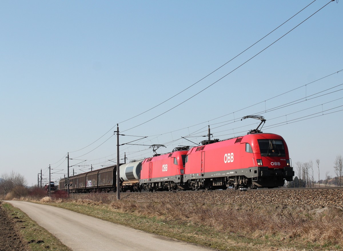 1016 010-9 und 1016 038-2 mit einem gemischten Gterzug am 18. Mrz 2015 bei Grosierning.