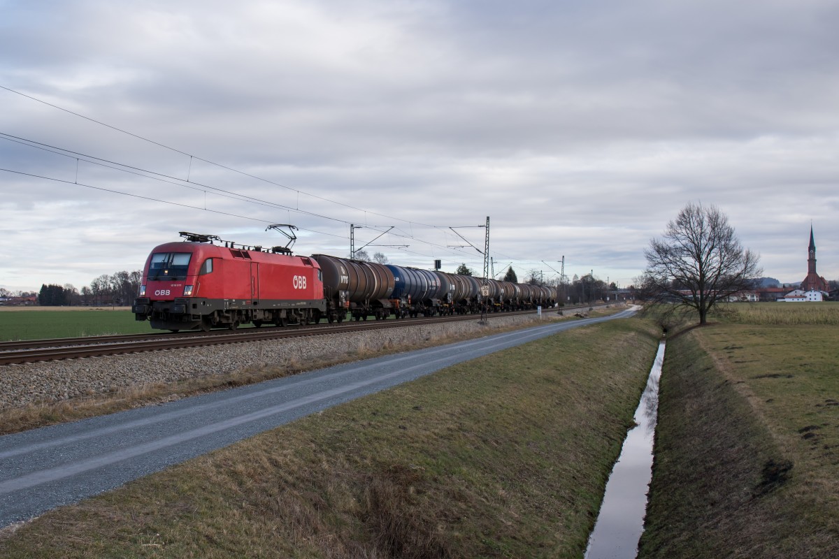 1016 011-9 mit einem Kesselwagenzug aus Salzburg kommend am 6. Januar 2016 bei bersee am Chiemsee.