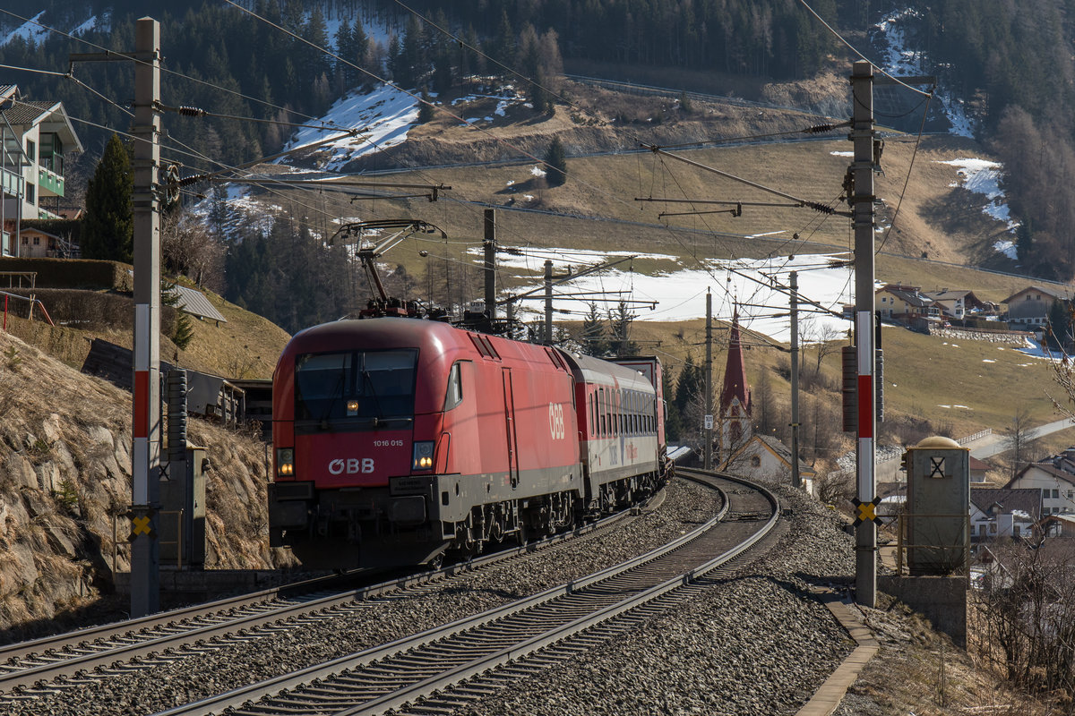 1016 015-8 vom Brenner kommend am 19. Mrz 2016 in St. Jodok.