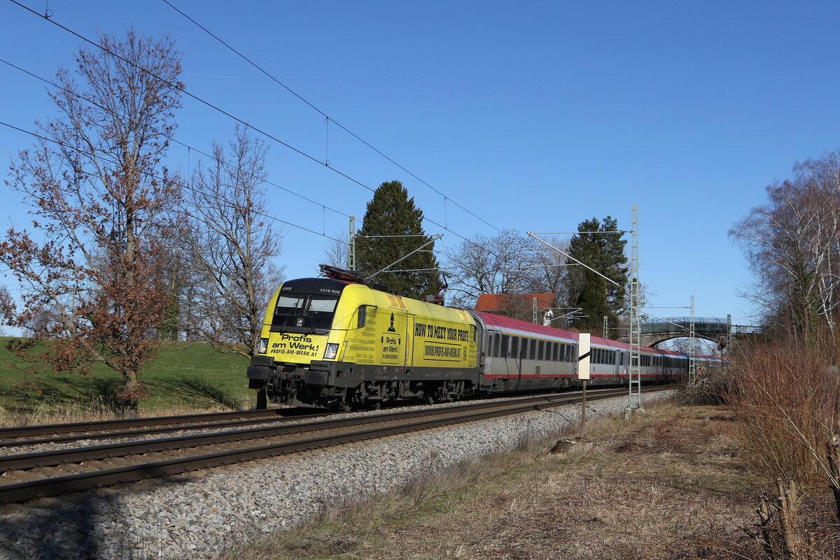 1016 020  Profis am Werk  war am 25. Februar 2024 mit einem  EC  bei bersee in Richtung Mnchen unterwegs.