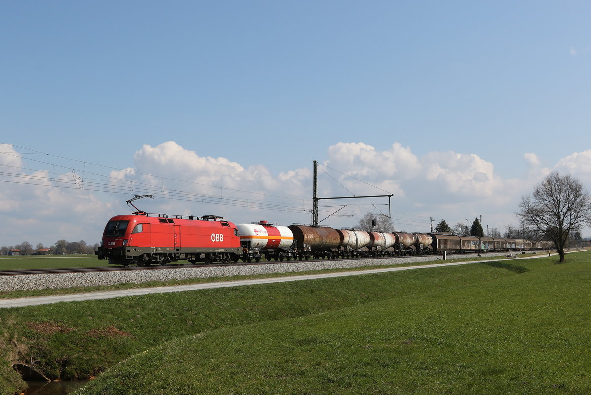 1016 022 war mit einem  Mischer  am 16. April 2021 bei bersee in Richtung Mnchen unterwegs.