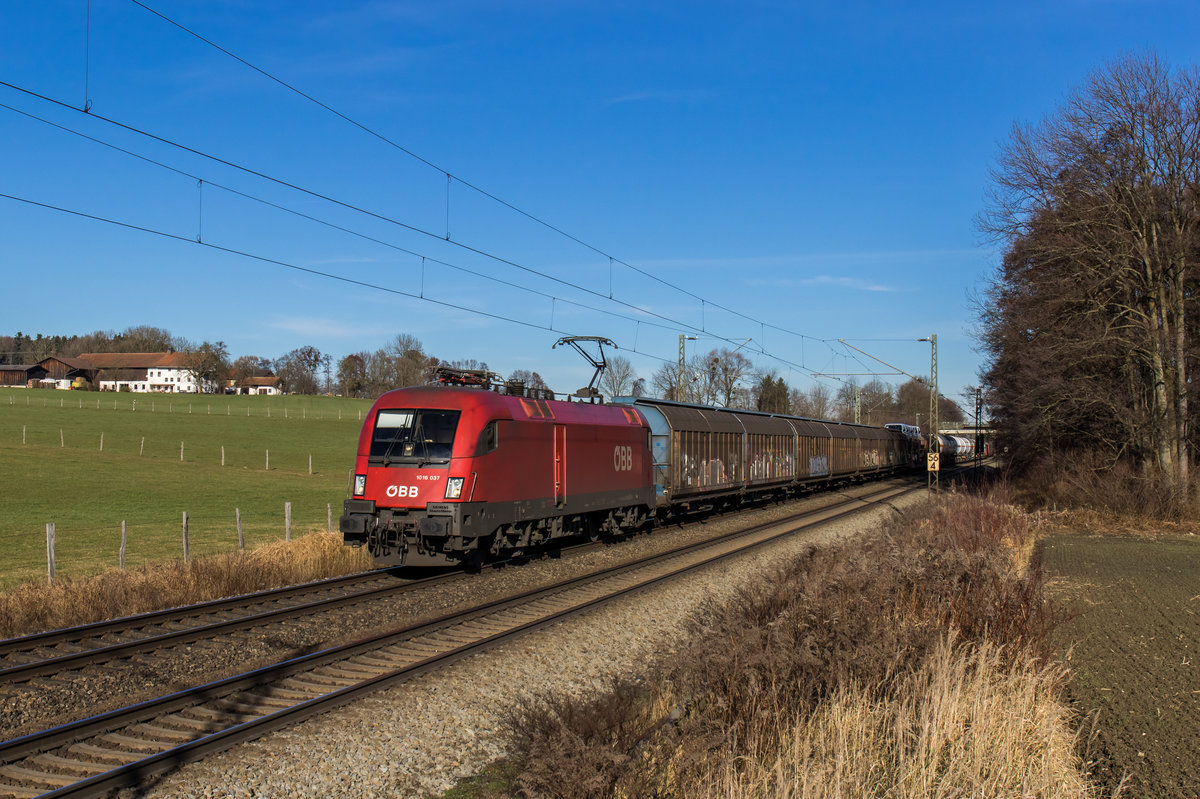 1016 037-4 mit einem gemischten Gterzug am 10. Dezember 2016 bei Vogl.