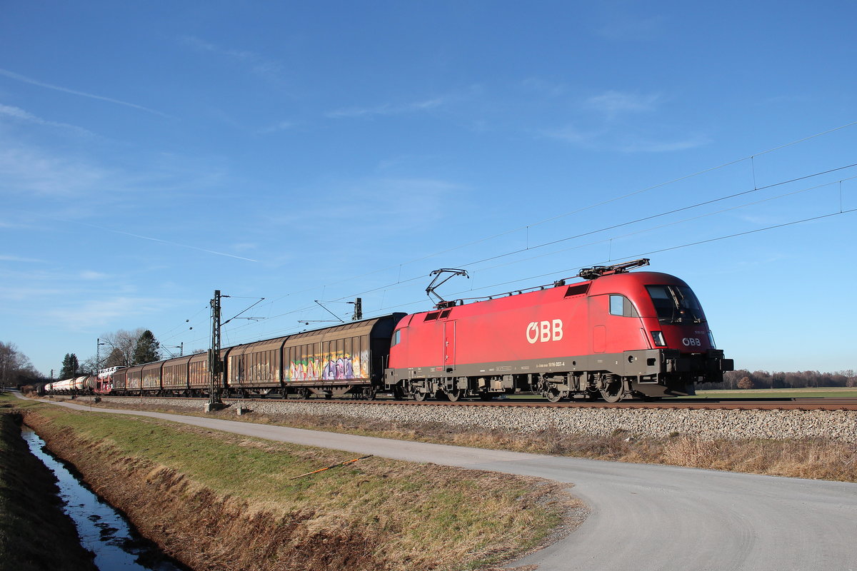 1016 037-4 war am 10. Dezember 2016 bei bersee mit einem gemischten Gterzug in Richtung Freilassing unterwegs.