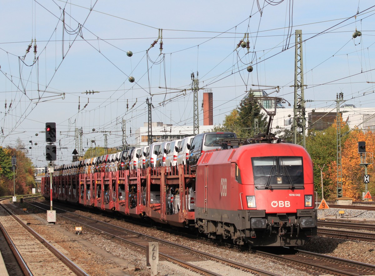 1016 042-2 am 21. Oktober 2013 mit einem Autozug in Mnchen-Heimeranplatz.