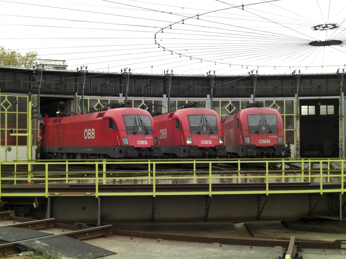 1016 046-5 mit 1116 027-2 und 1116 073-6 am 21. Mrz 2007 vor dem Lokschuppen in Salzburg.