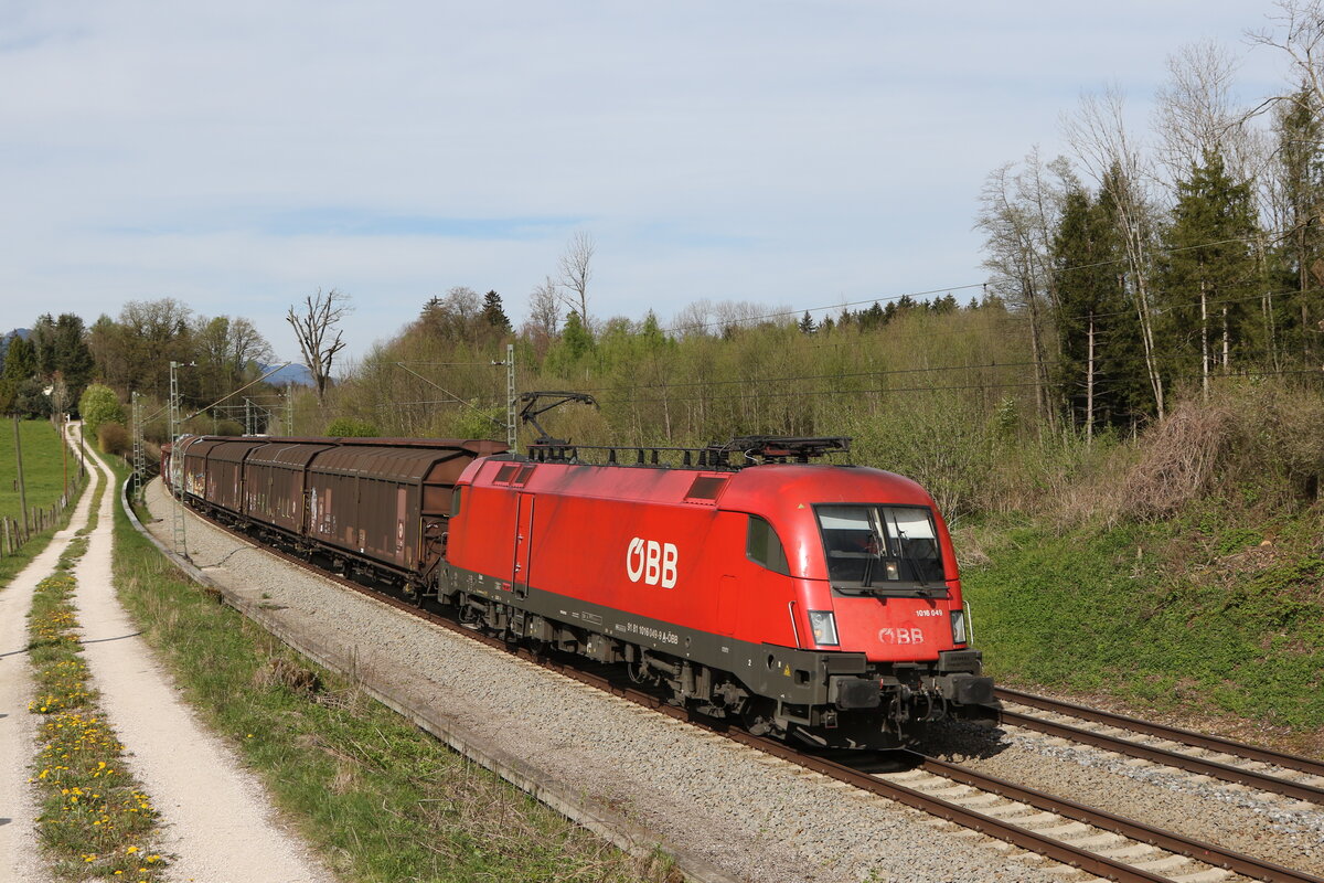 1016 049 mit einem gemischten Gterzug aus Mnchen kommend am 4. Mai 2021 bei Grabensttt im Chiemgau.
