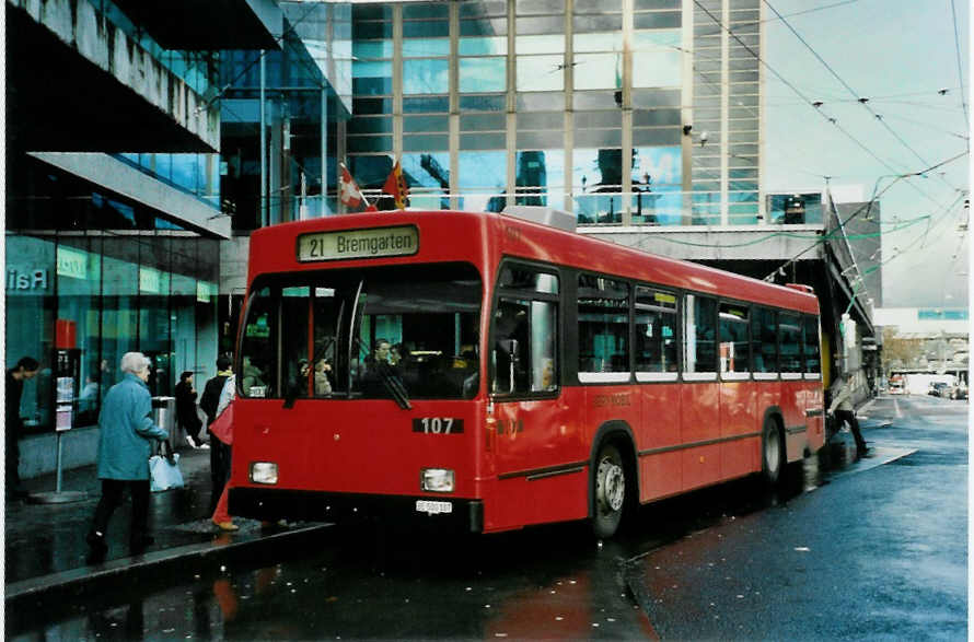 (101'623) - Bernmobil, Bern - Nr. 107/BE 500'107 - Volvo/R&J am 8. Dezember 2007 beim Bahnhof Bern