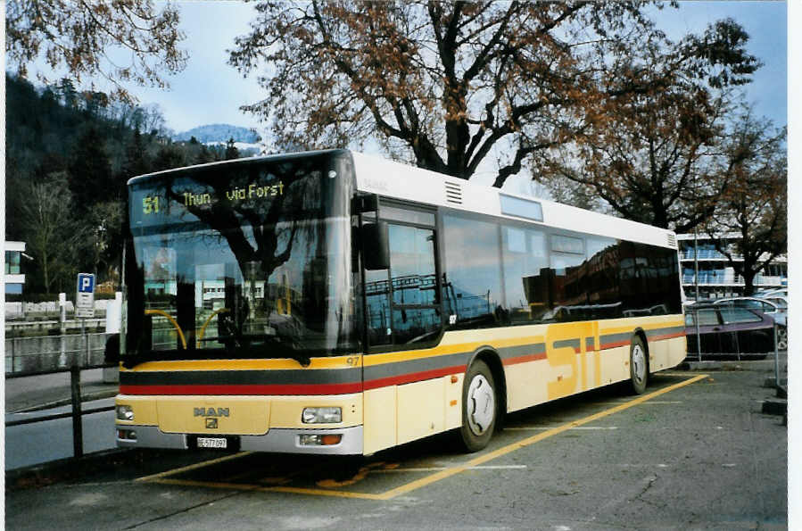 (101'903) - STI Thun - Nr. 97/BE 577'097 - MAN am 14. Dezember 2007 beim Bahnhof Thun (prov. Haltestelle)